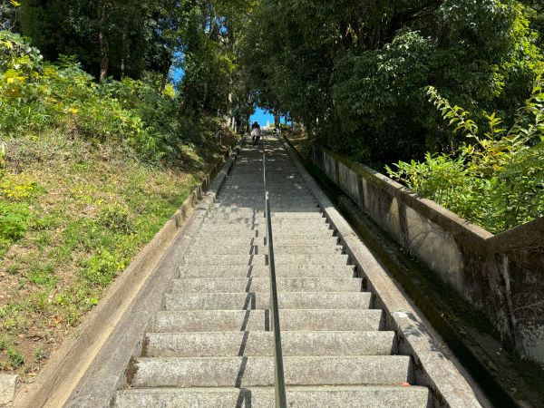 男山配水池公園へと上る階段